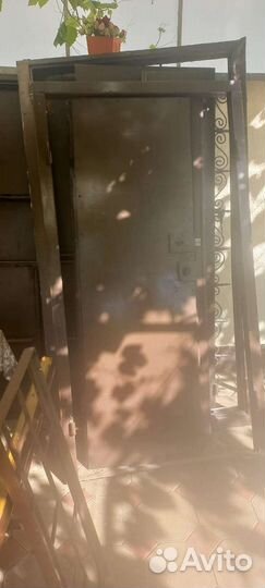 Дверь железная сейфовая с наличником