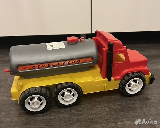 Бензовоз игрушечный