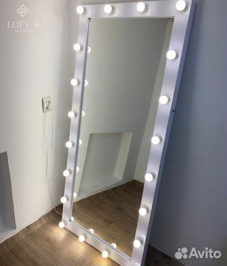 Гримерное зеркало с лампочками