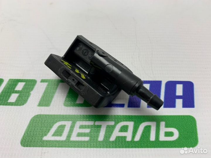 Форсунка омывателя лобового стекла передняя правая