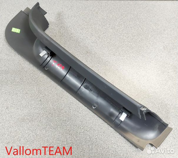 Лот T129 Обшивка двери багажника задняя правая VW