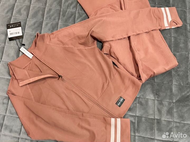 Костюм для фитнеса новый 46