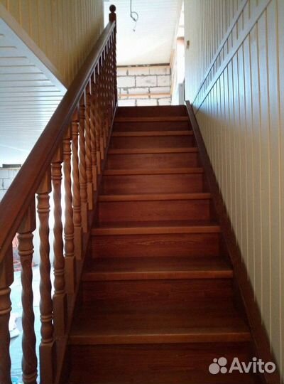 Лестница на второй этаж в дом