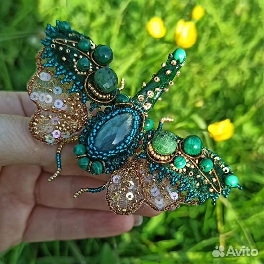 Вышитая брошь цикада с малахитом и цоизитом