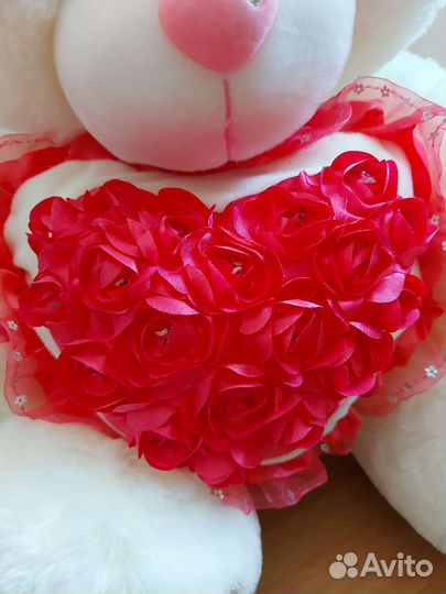 Большой плюшевый медведь