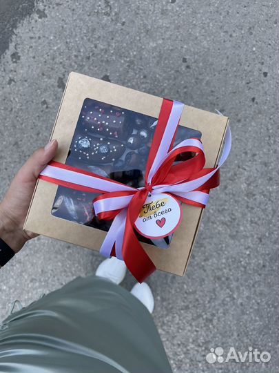 Клубничные композиции в корзине и коробочке