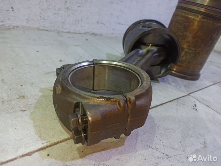 Поршень с шатуном Вольво