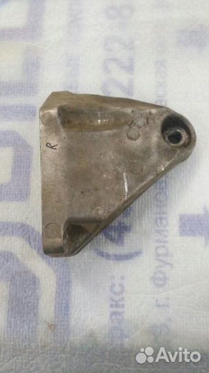 Кронштейн двигателя правый Toyota Mark2 1992-1996