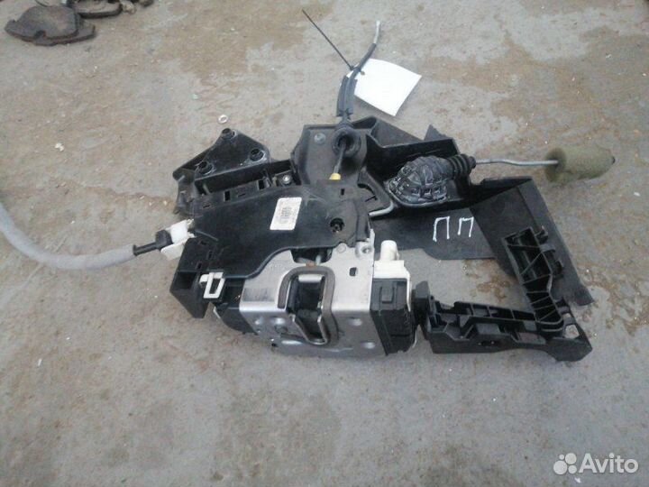 Замок двери передний правый Mercedes Benz C180