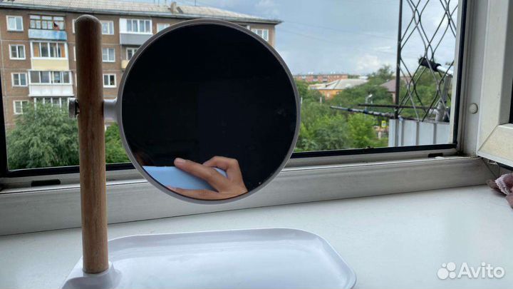 Зеркало с подставкой внизу