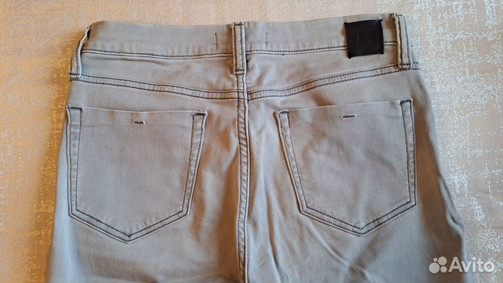 Серые джинсы Mango