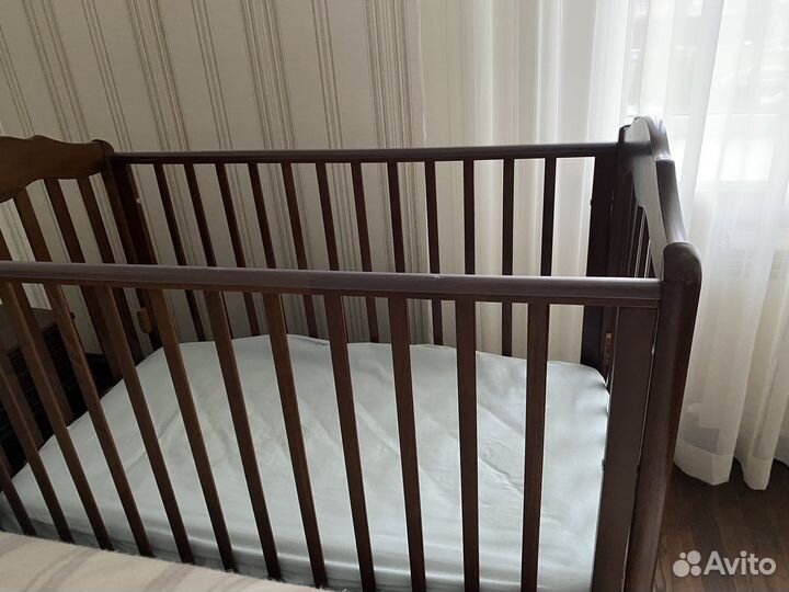 Детская кроватка с поперечным маятником