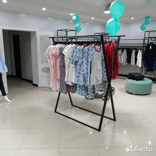 Торговое оборудование для магазина одежды