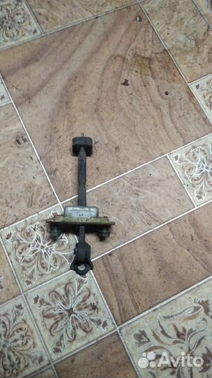 Ограничитель двери toyota camry 30