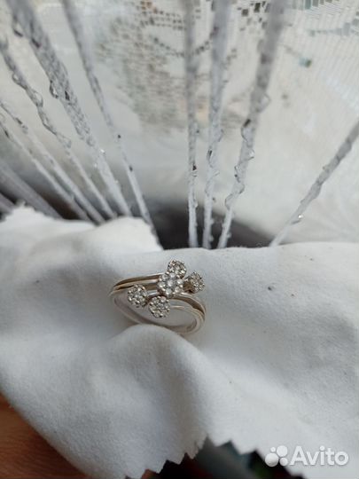 Кольцо из белого золота с бриллиантом
