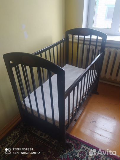 Детская кроватка с маятником и ящиком