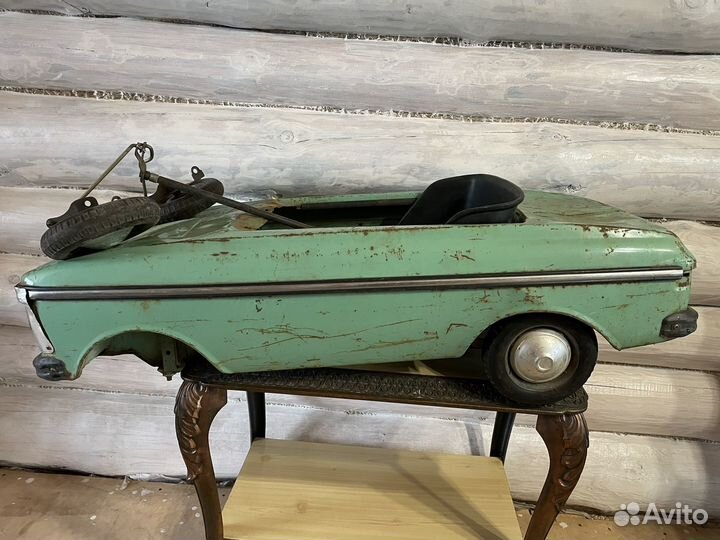 Советский педальный москвич