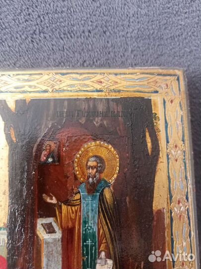 Старинные иконы в киоте