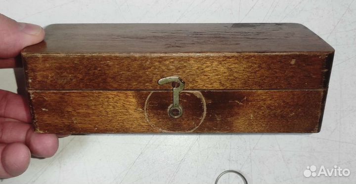 Набор гирек и двое весов с чашечками