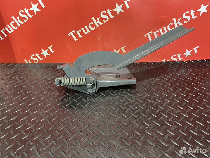 Шарнирная петля подножки обслуживания левая