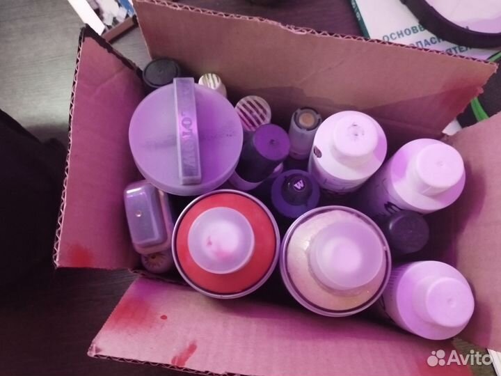 Коробка с баллончиками и маркеры для теггинга