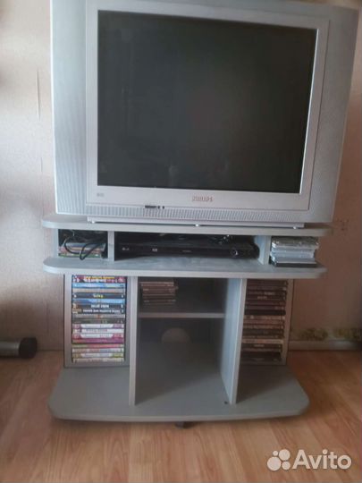 Телевизор вместе с тумбой под тв и с дисками