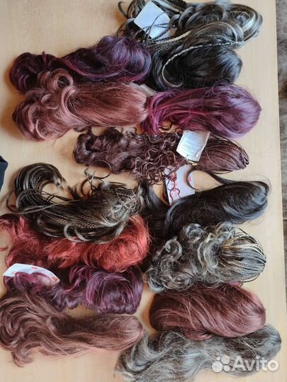 Парики, хвосты, волосы на заколках, пряди