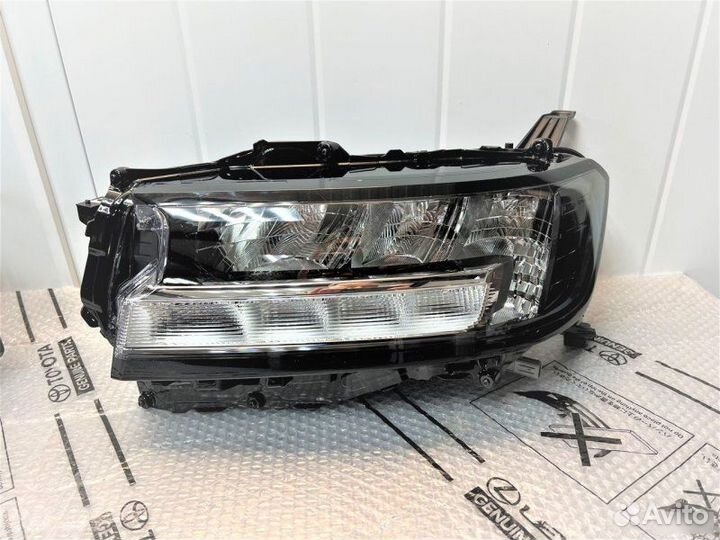 Фары Toyota Land Cruiser 300 2021-2023