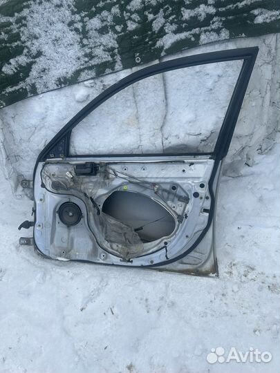 Дверь передняя правая Toyota Avensis 1 T22