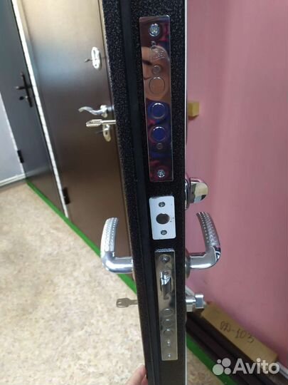 Двери входные с зеркалом