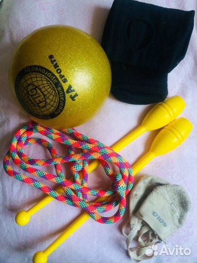 Гимнастический мяч, скакалка, булавы, купальник, н
