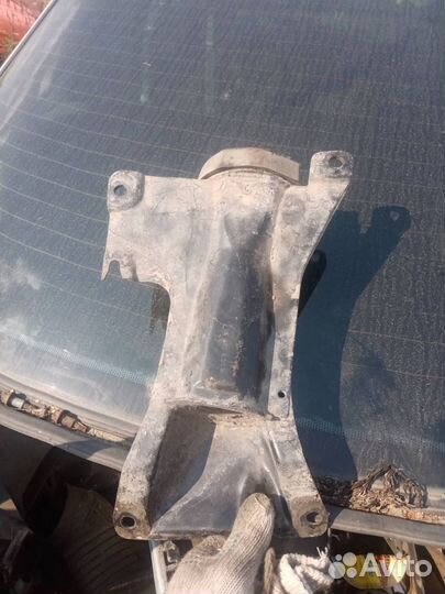 Чашка опорная задняя Audi 80 Б4