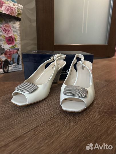Босоножки женские