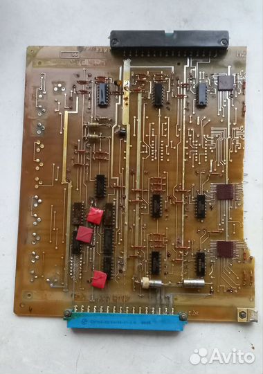 Плата с разъёмами и микросхемами