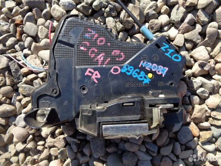 Замок двери передний правый Nissan Cube Z10