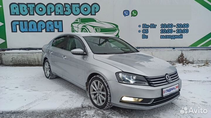 Кронштейн обшивки стойки правый Volkswagen Passat