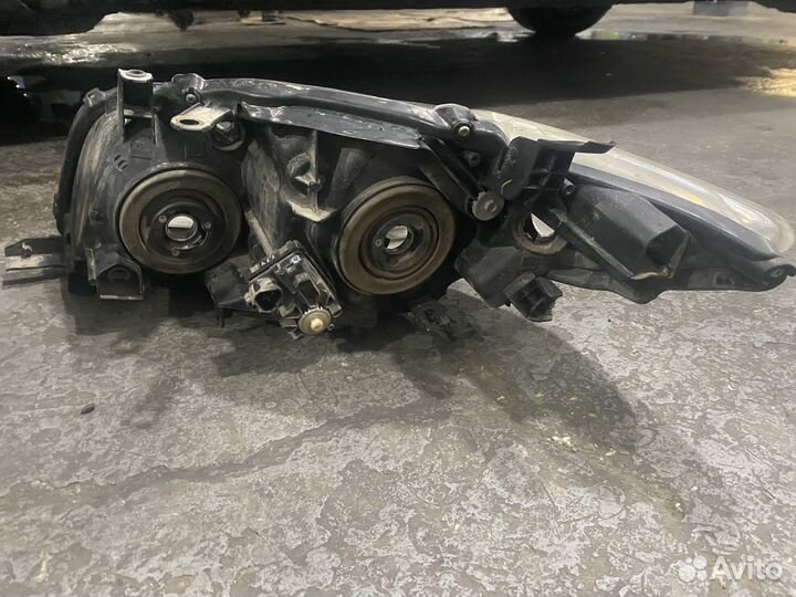 Правая фара на toyota corolla 150