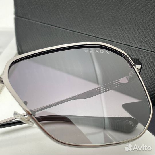Очки Prada