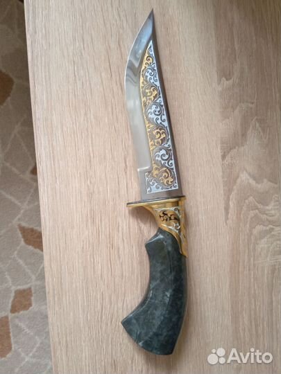 Сувенир нож в шкатулке из змеевика