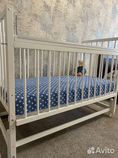 Детская кроватка с маятником белая