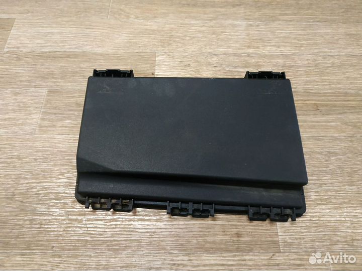 Крышка блока предохранителей Opel Astra H / Zafira