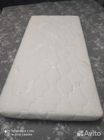 Детская кроватка с маятником и ящиком и всё к ней