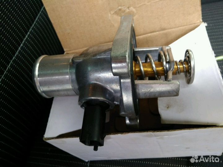 Продам новый термостат на Опель астра J