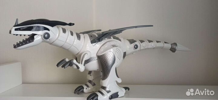 Динозавр на пульте управления