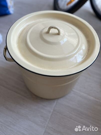 Кастрюля эмалированная большая