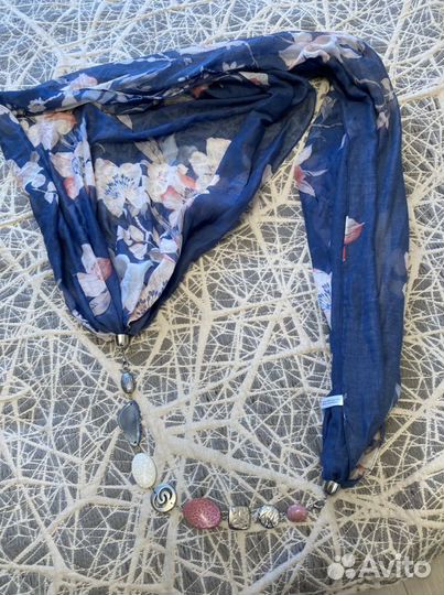 Шарф - палантин с украшением