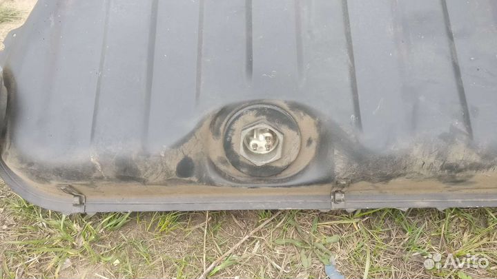 Бензобак на Мерседес 190