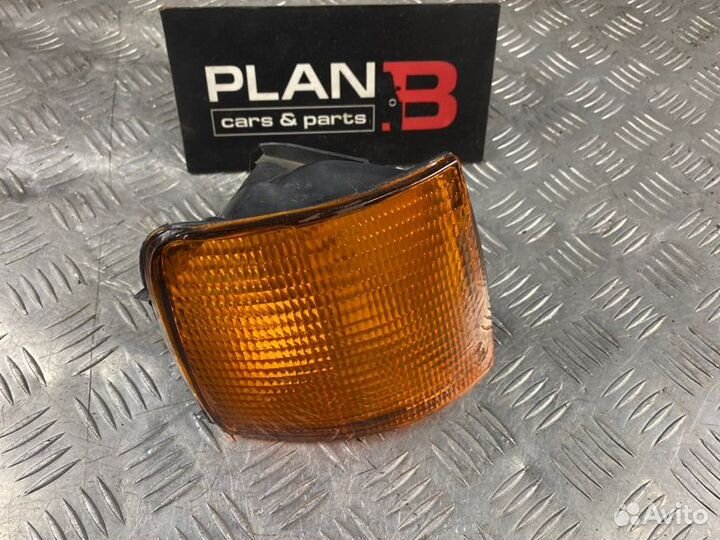 Поворотник передний правый Volkswagen Passat B3