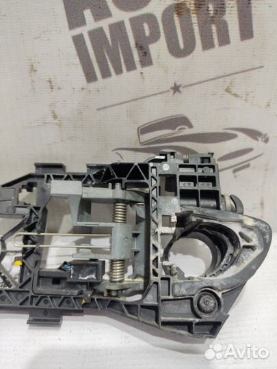 Кронштейн ручки двери задний левый Volkswagen