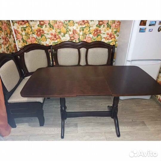 Кухонный уголок со столом из массива